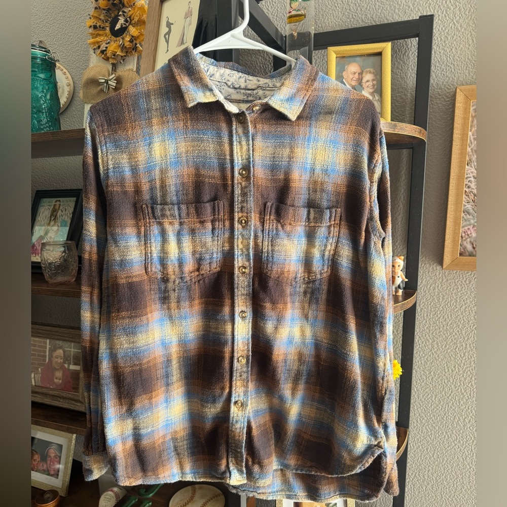 American Eagle, size XS flannel. Color is brown with blue. Lightly worn.